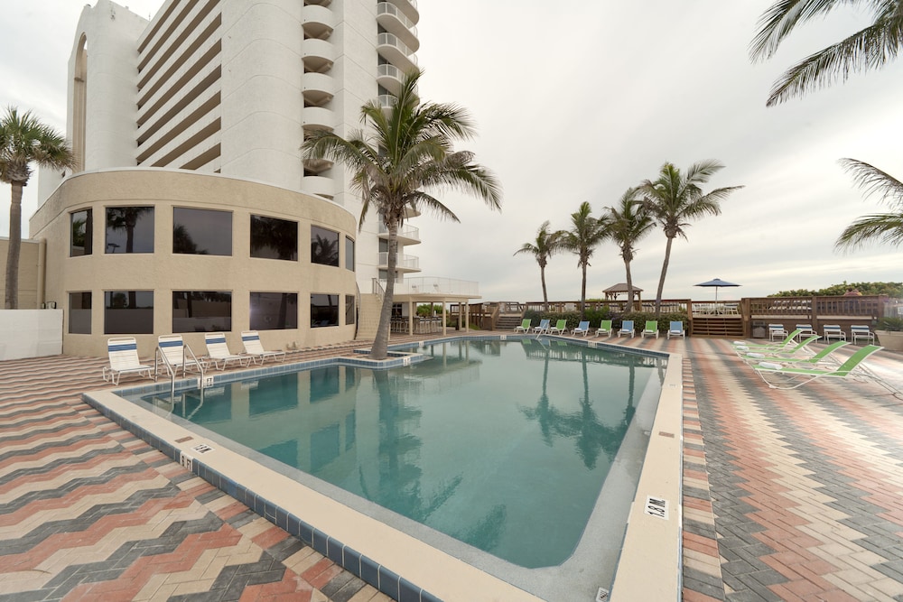 Radisson Suite Hotel Oceanfront 63/64