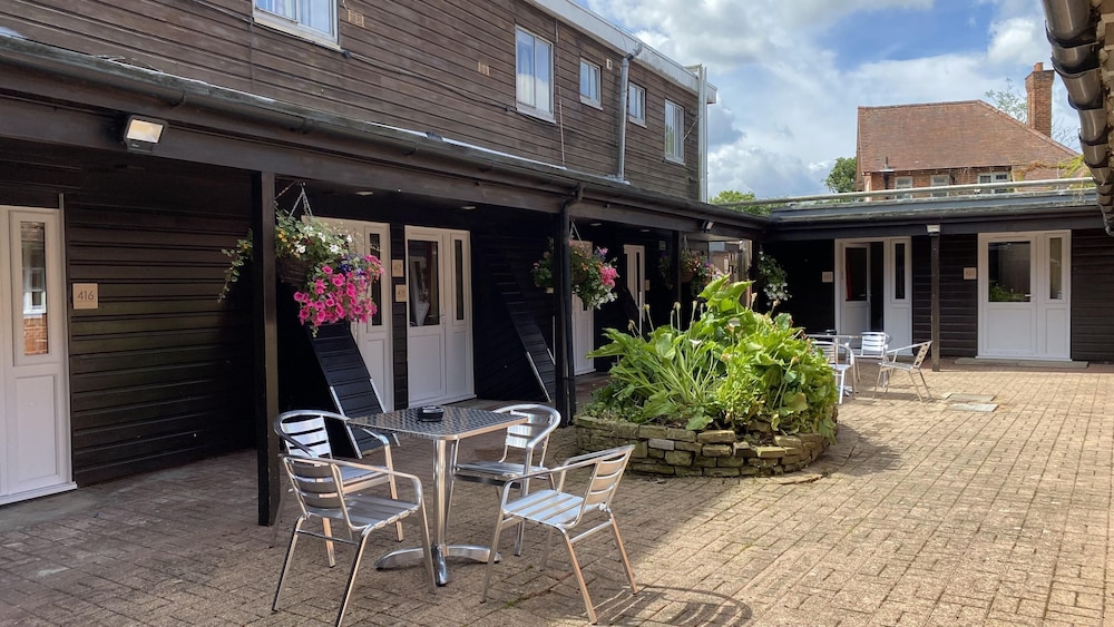 Russ Hill Hotel Gatwick 54/62