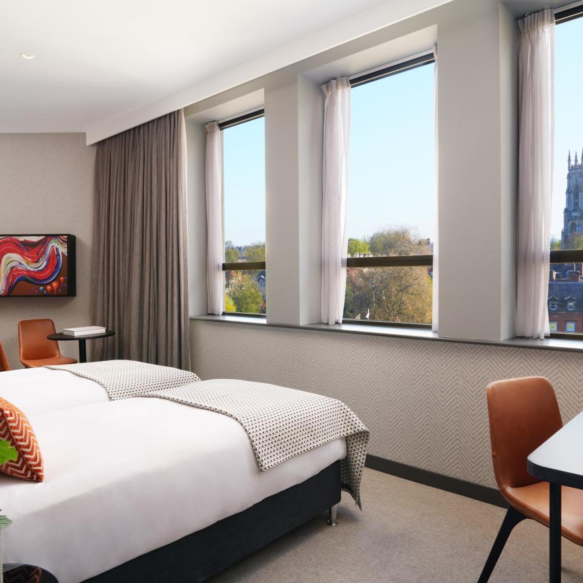 CLUB, TWIN BEDS