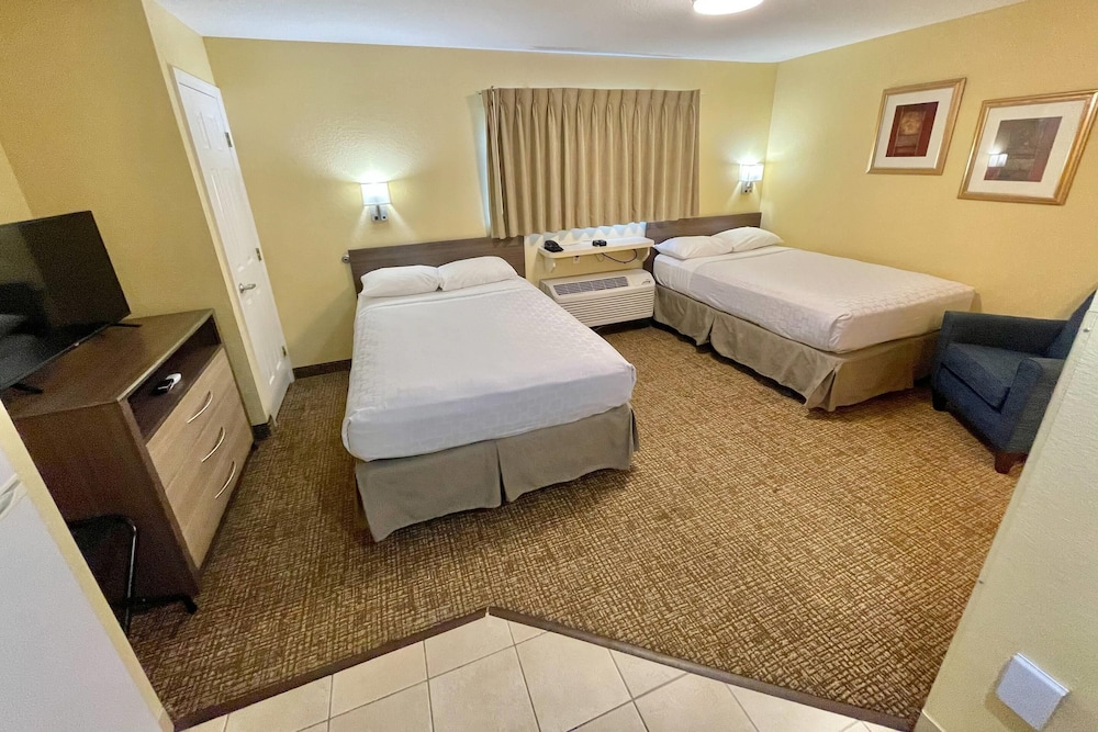 EFFICIENCY, 2 DOUBLE BEDS, ACCESSIBLE