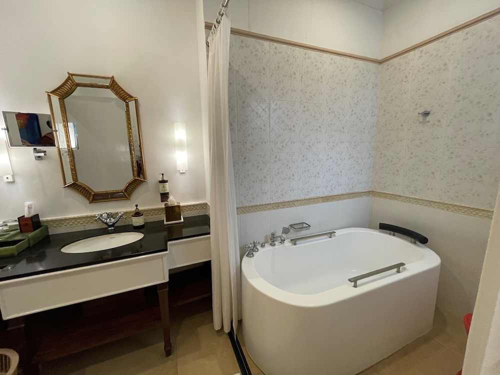 MAYFAIR Palm Beach Resort 72/74