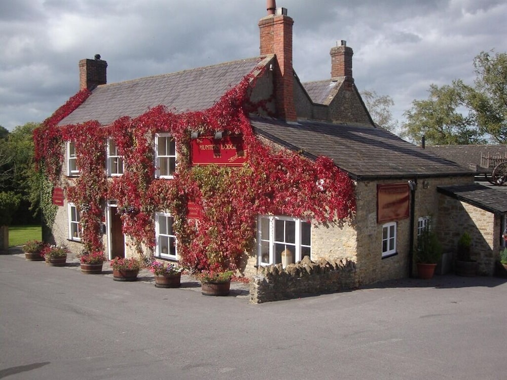 The Hunter's Lodge Inn 2/23