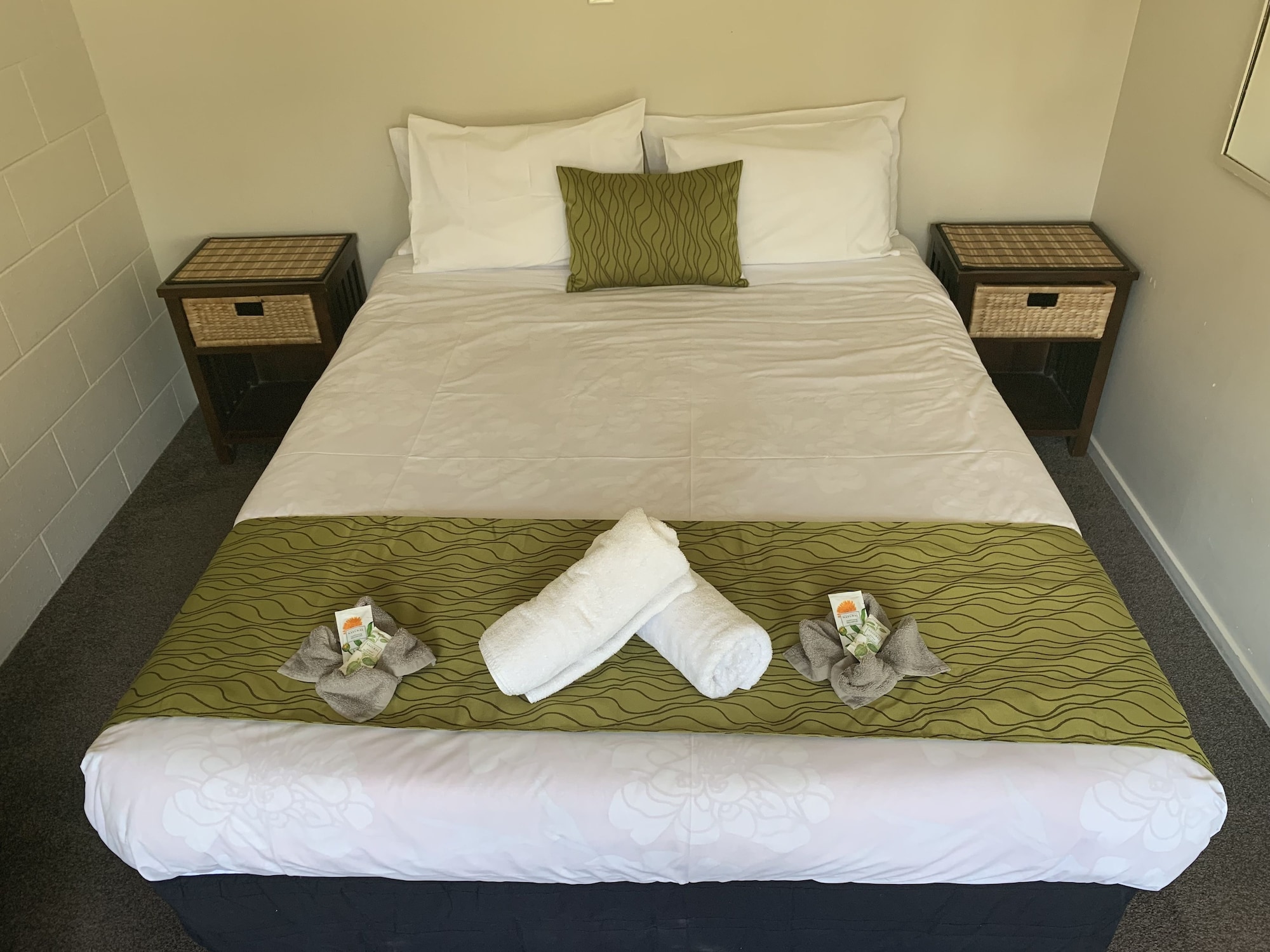 1 Bedroom, Apartment, Queen Bed, Pool Side, Sofa