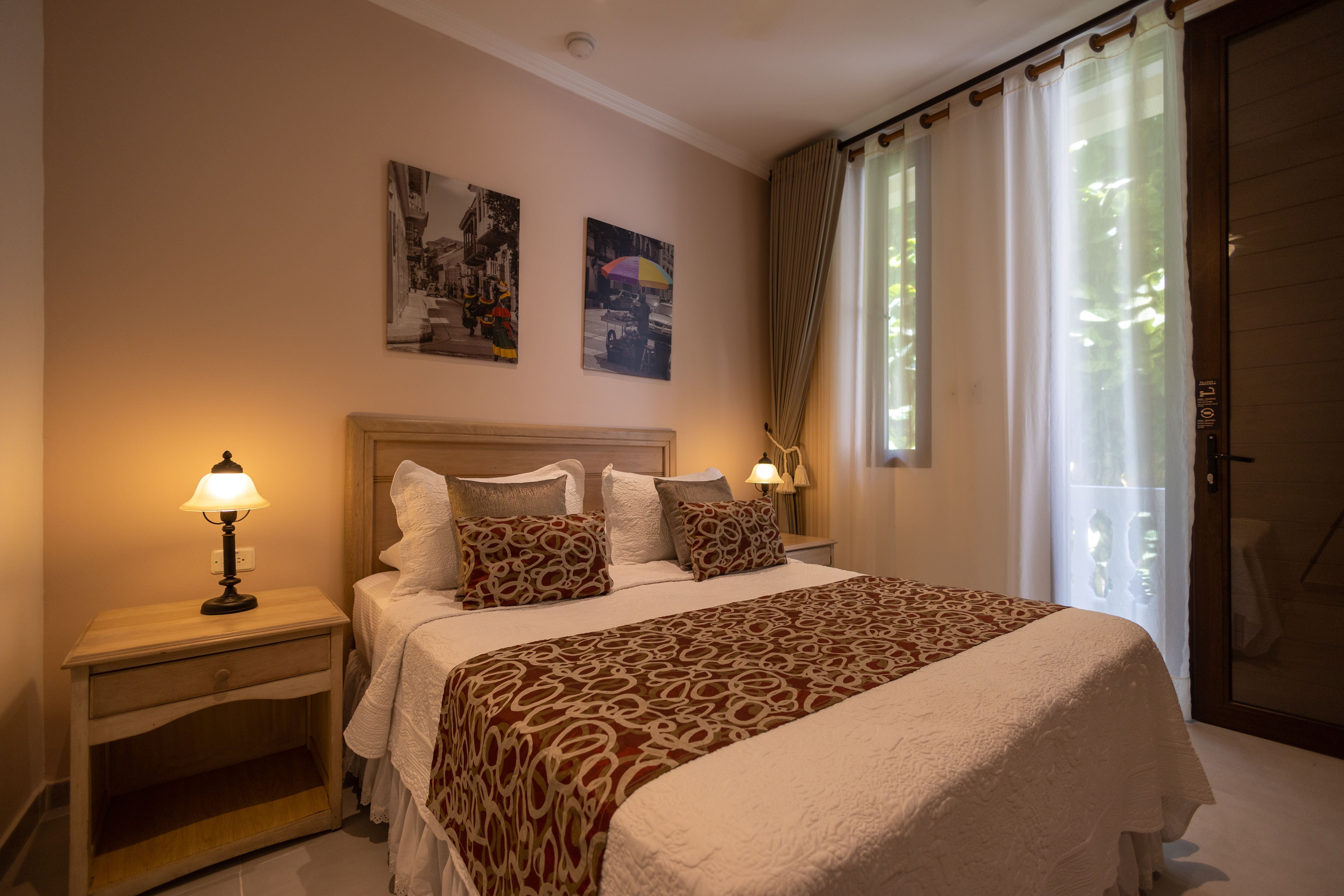 STANDARD, QUEEN BED