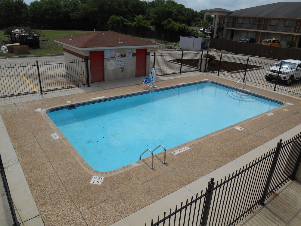 Motel6 San Antonio, TX - South IH-10 East 36/51