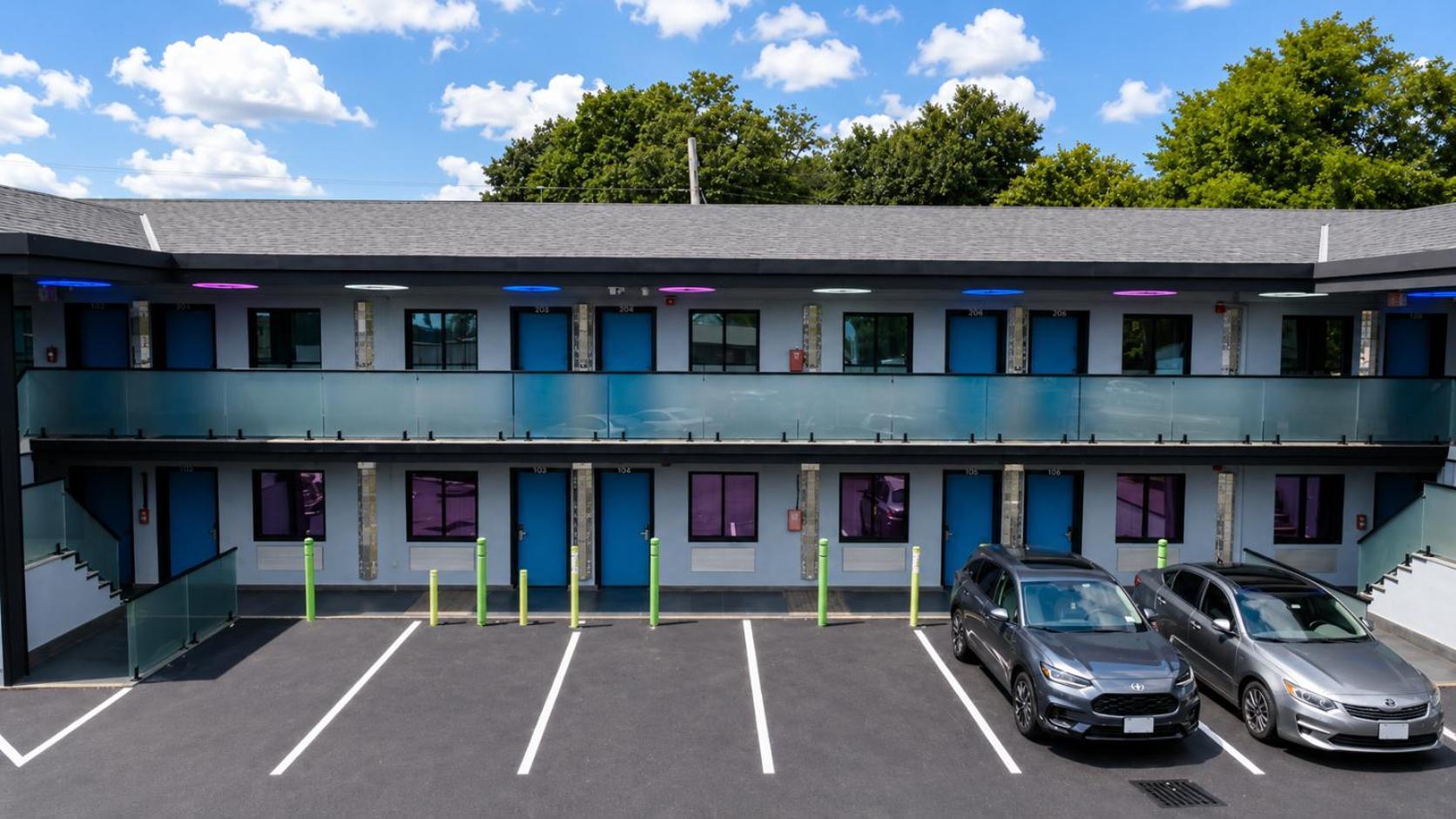Hotel OPUS Bronx Near Bay Plaza Mall 36/46