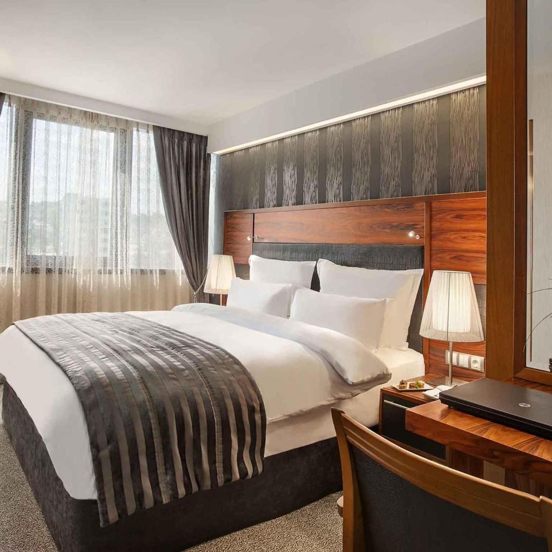 Junior Suite, King Bed, Hot Tub, Lane Side