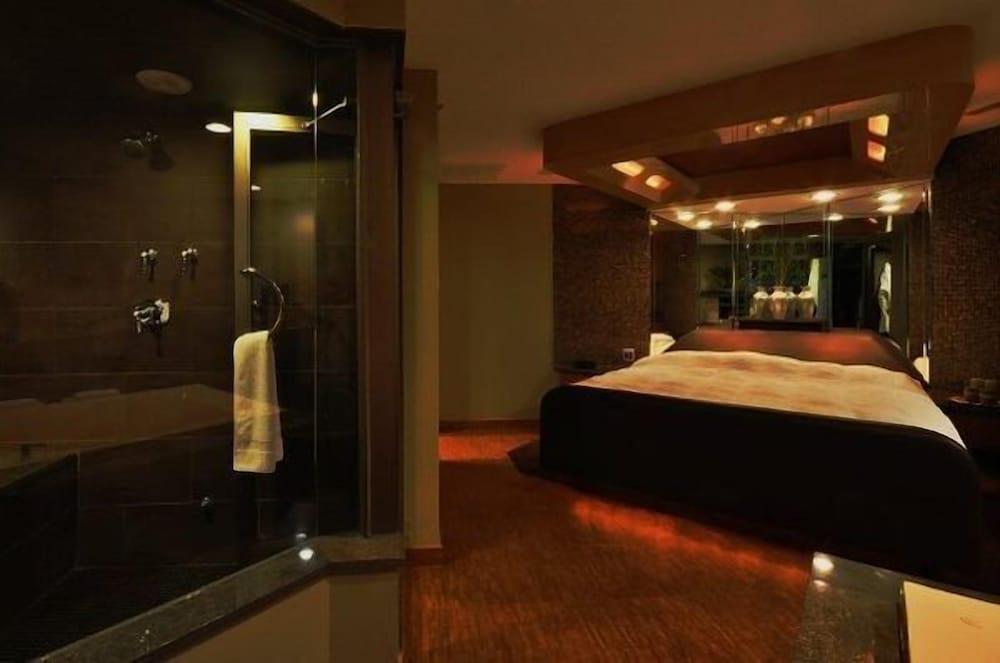 The Champagne Lodge Luxury Suites 16/25