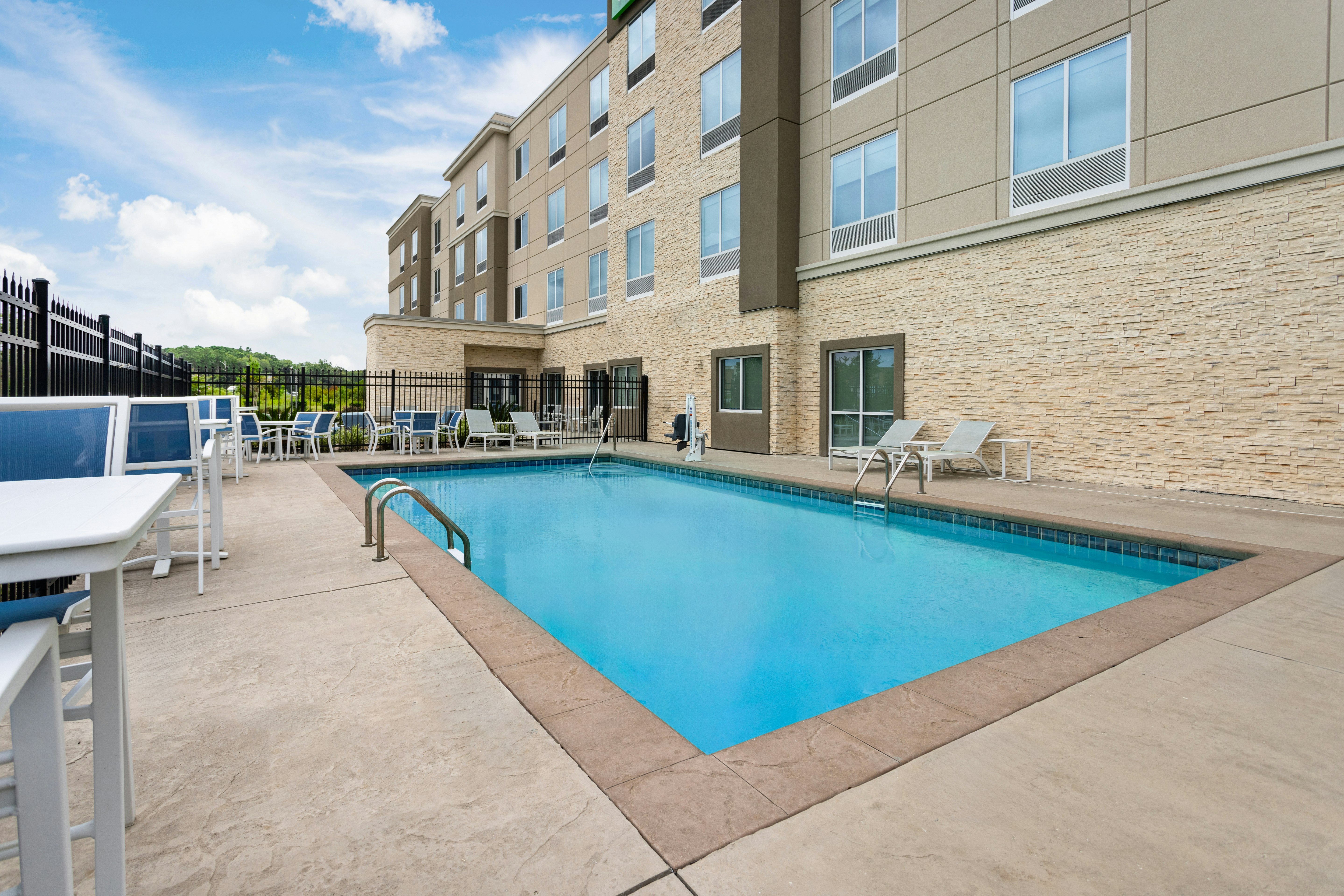 Holiday Inn Suites Savannah Airport Pooler 73/74
