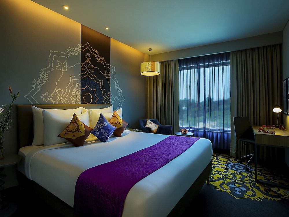 DELUXE, KING BED