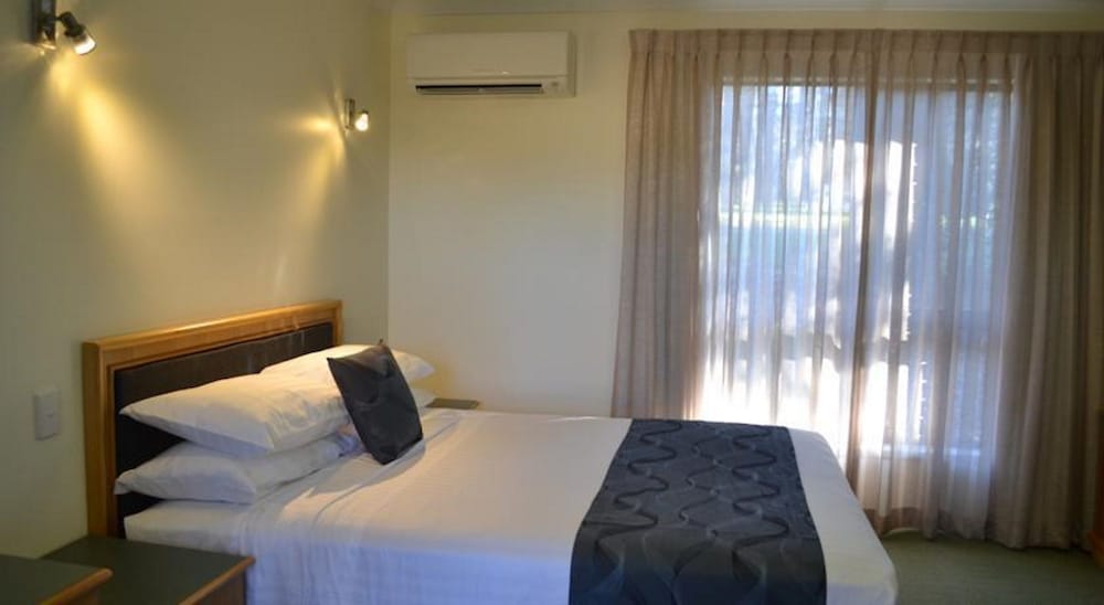 West End Motor Lodge 20/57