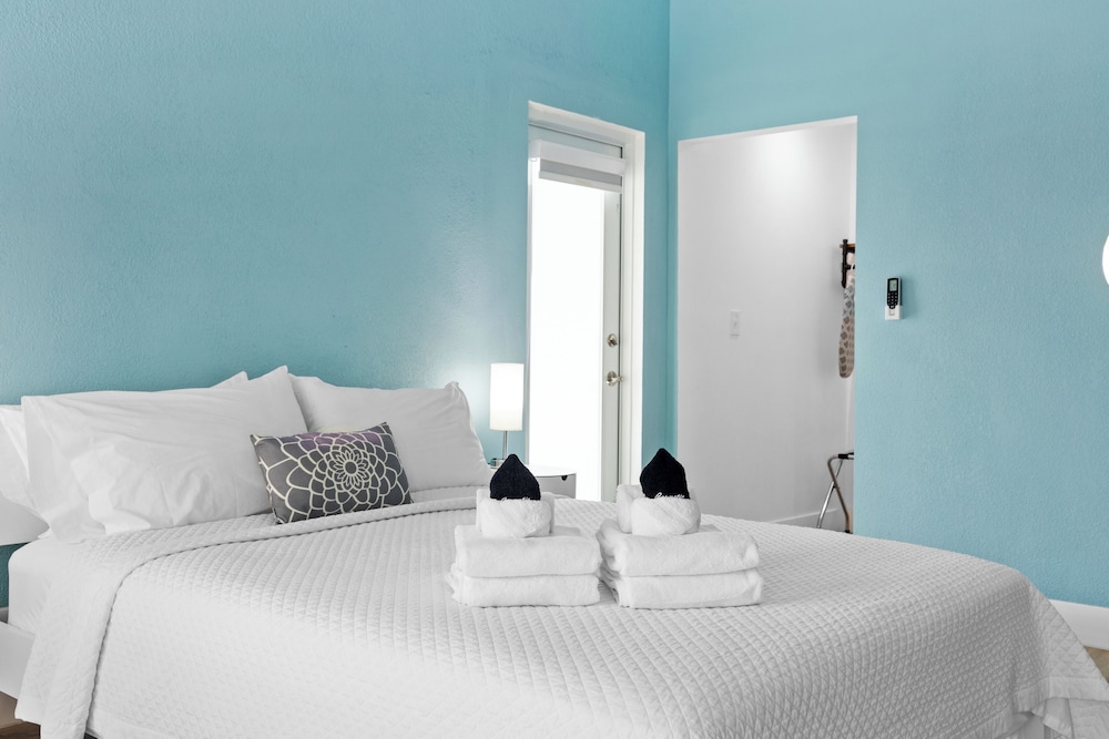 DELUXE, QUEEN BED, POOL VIEW