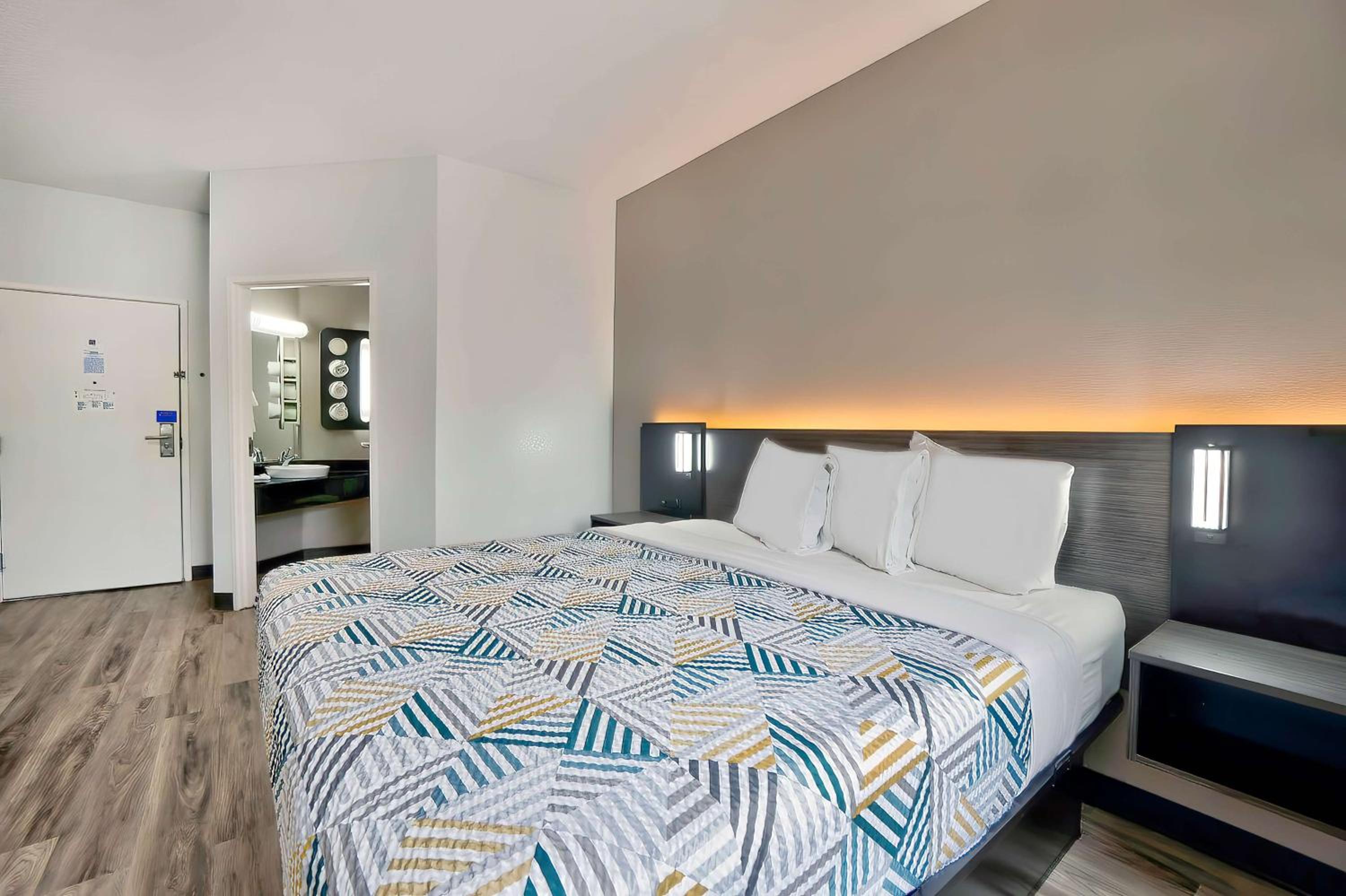 ROOM, KING BED, ACCESSIBLE
