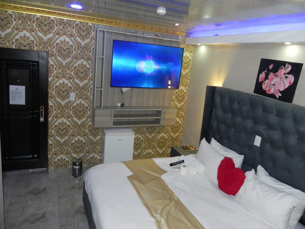 Gold Crown International Hotel 12/50