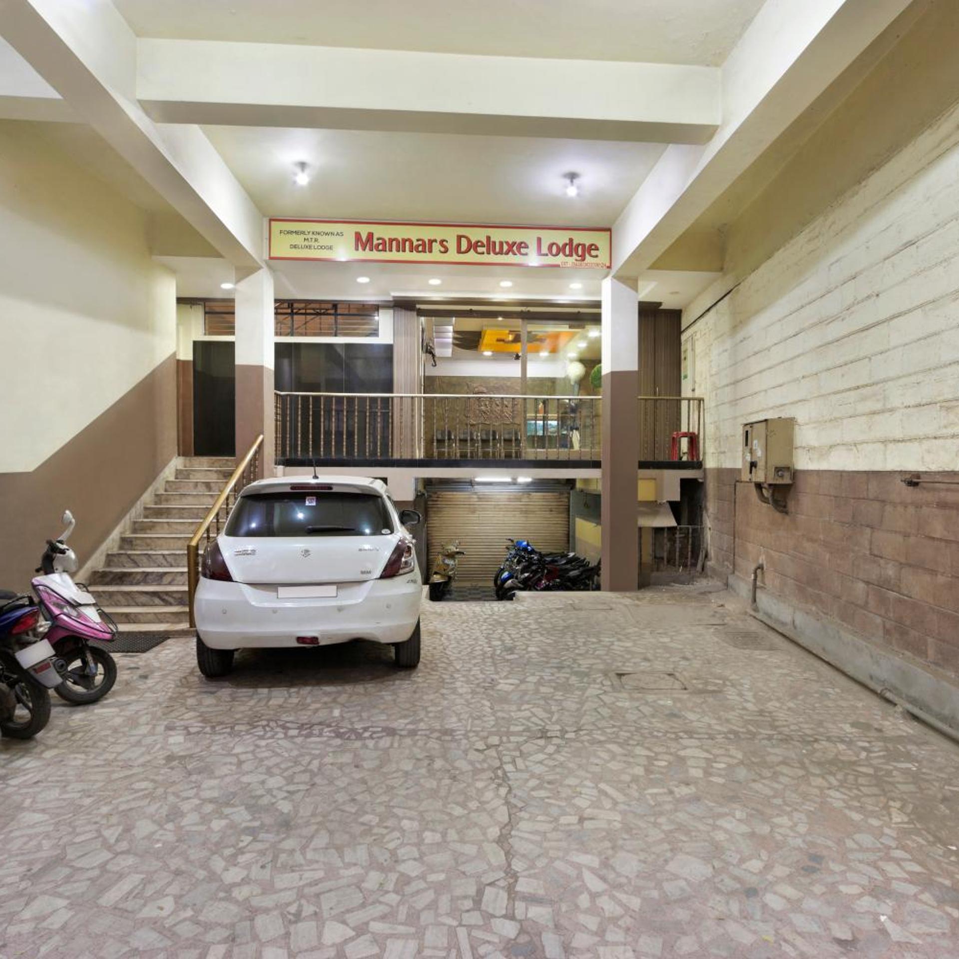 Mannar's Deluxe Lodge 24/25