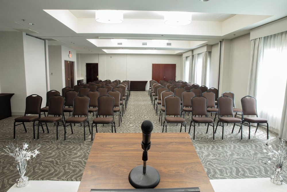 Holiday Inn Hotel And Suites Raleigh Cary I 40 Walnut St 64/68