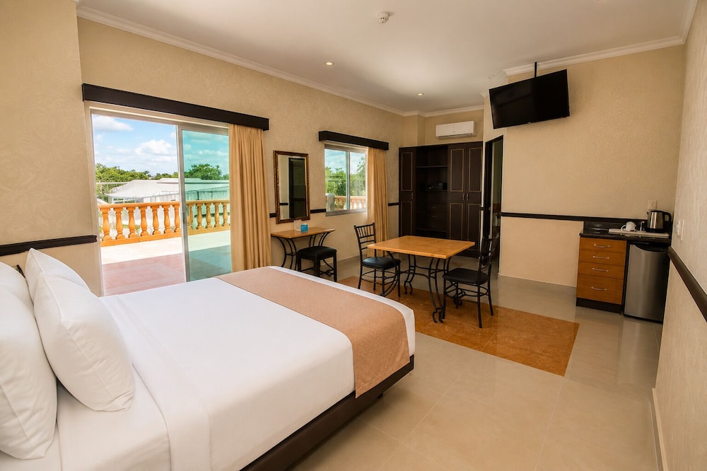 Studio, Suite, Queen Bed, Pool View
