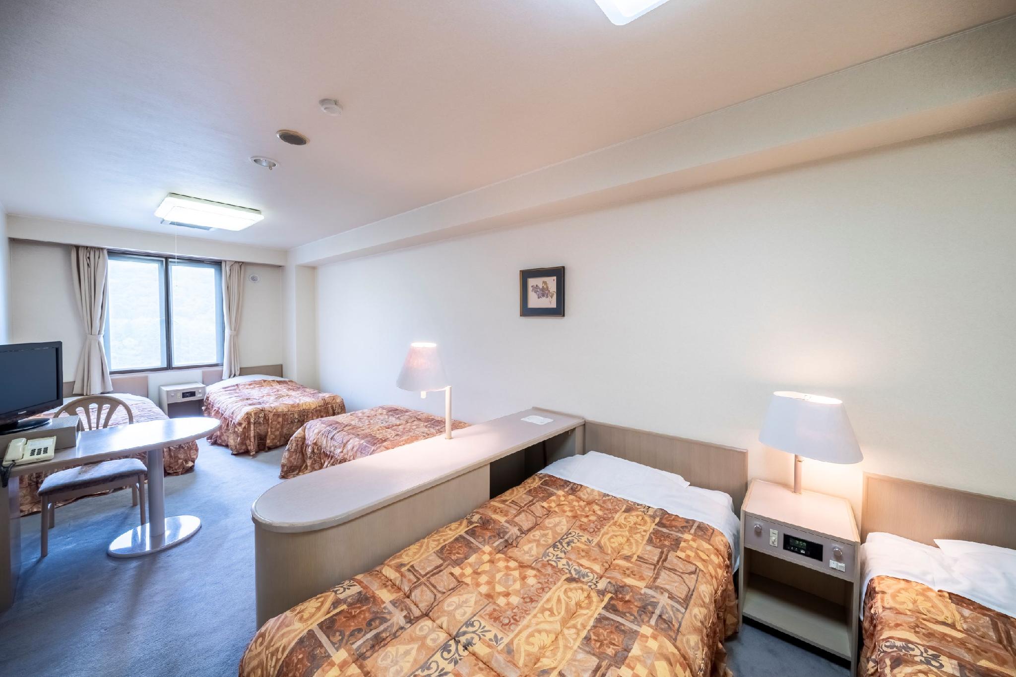 Western, Guest Room, Family, 5 Beds, Mountain View, East Wing