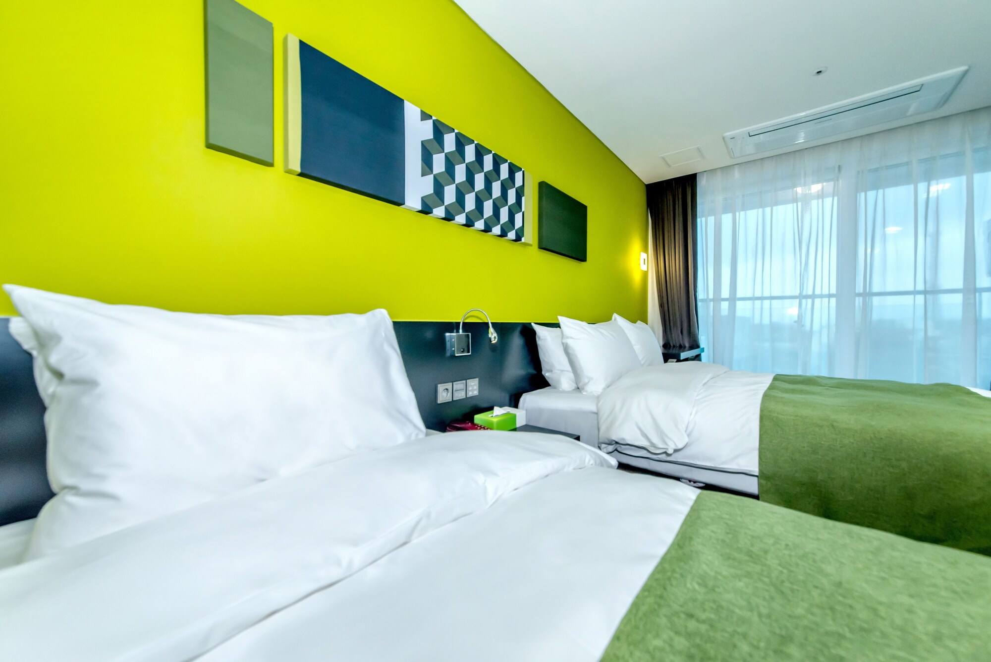 DELUXE, TWIN BEDS