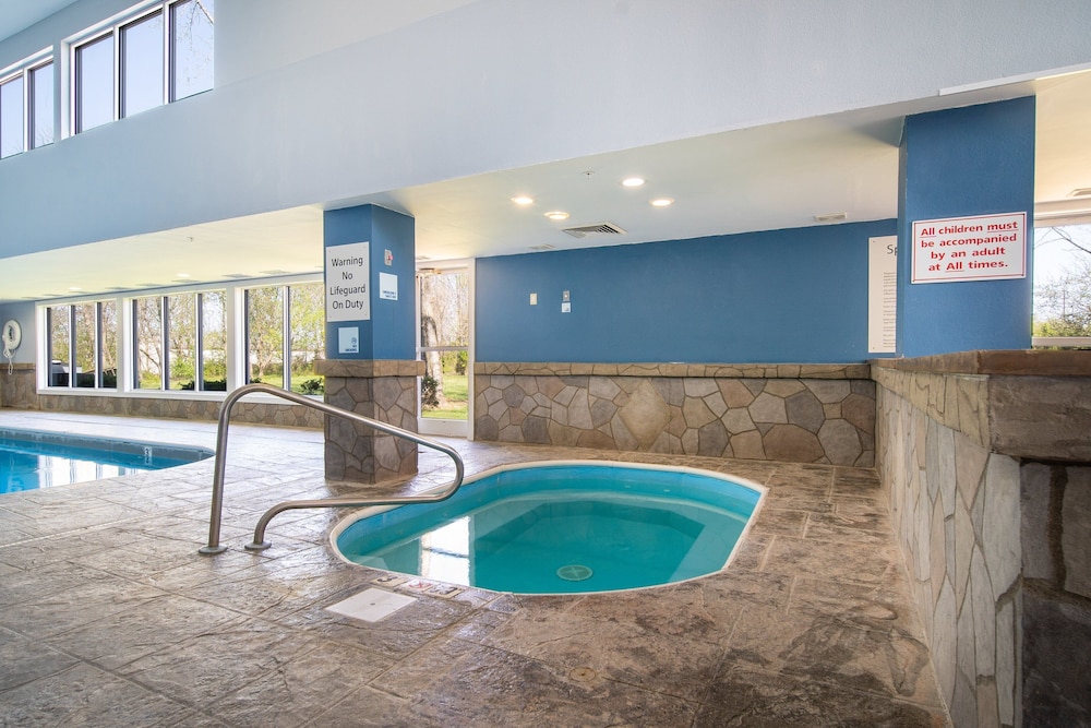Holiday Inn Express Hotel Suites Bedford 30/53