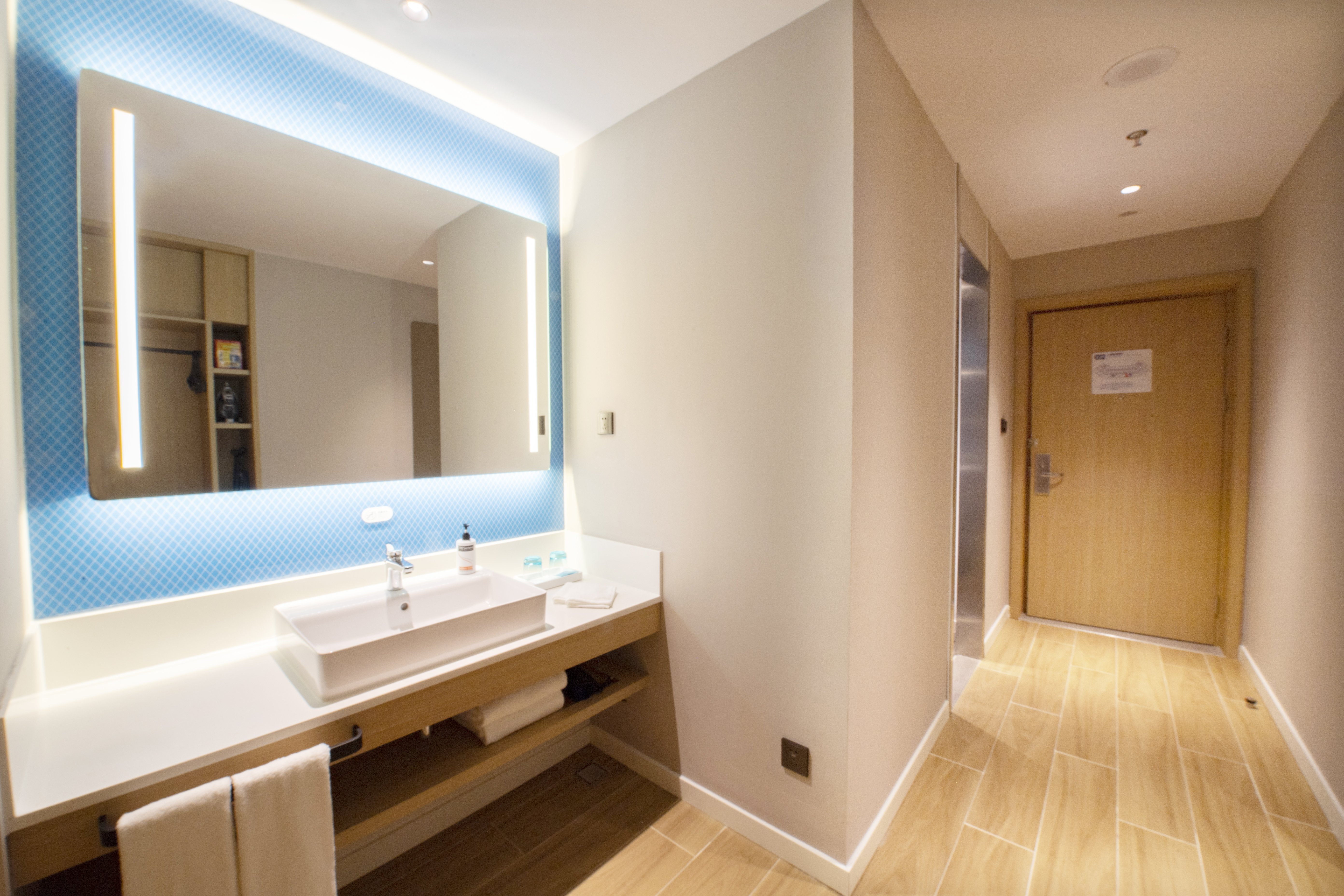 جناح بسرير كينج بغرفة نوم واحدة بمنطقة جلوس، Holiday Inn Express Tianjin Binhai an IHG Hotel 3/4