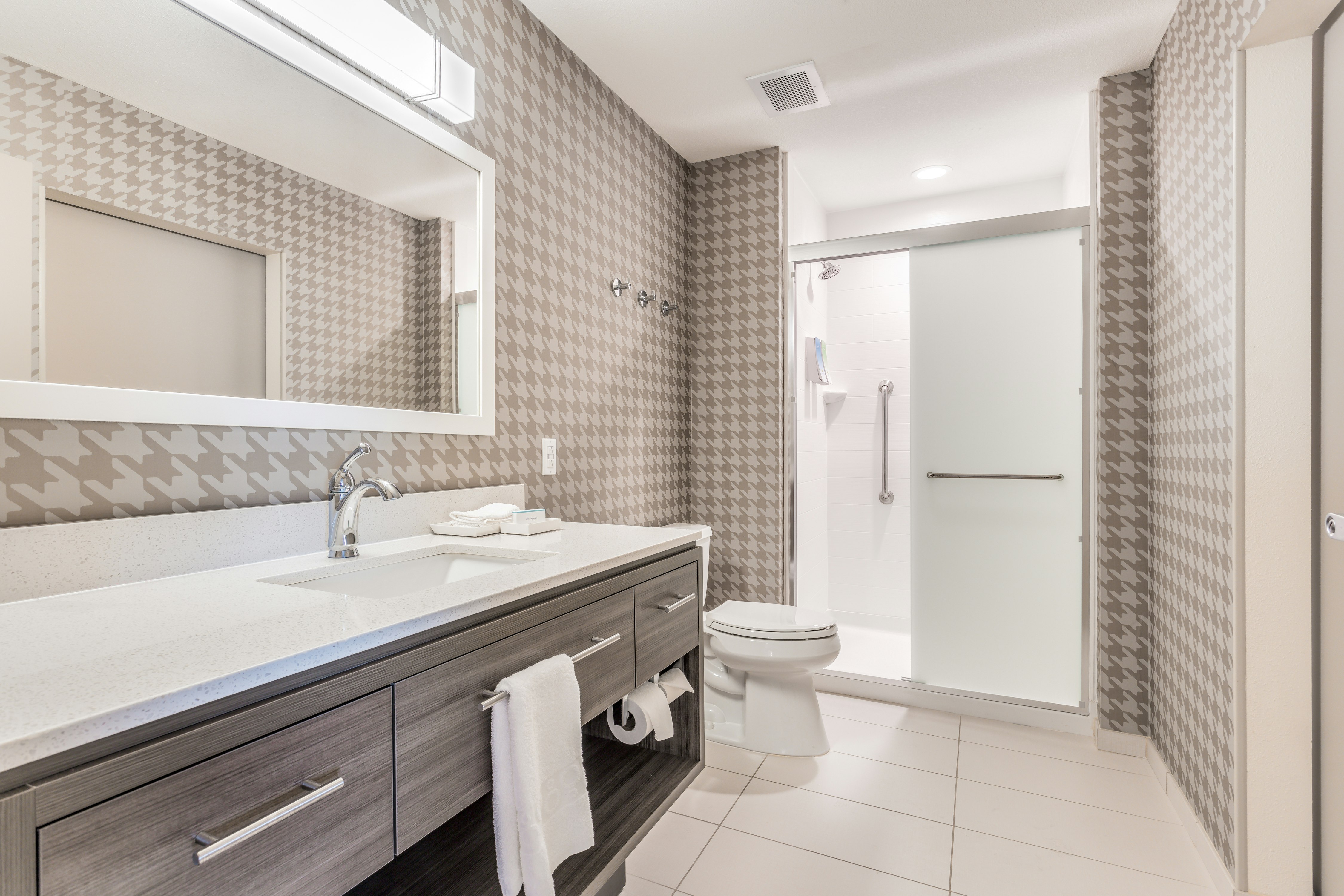 SUITE, KING BED, ACCESSIBLE