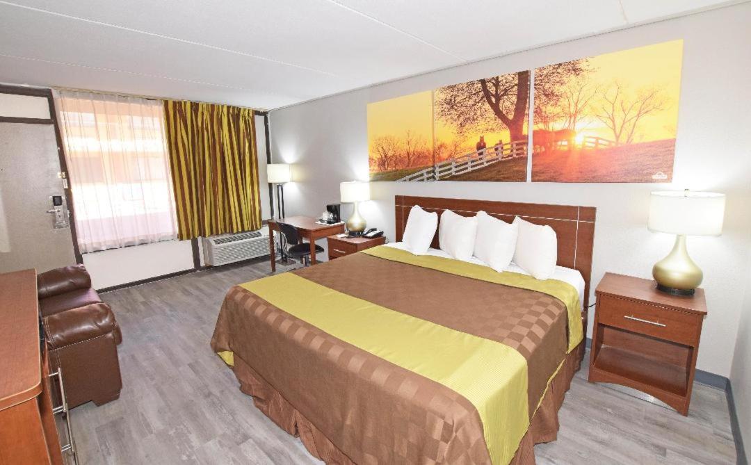 Courtyard, King Bed, Side Pool View
