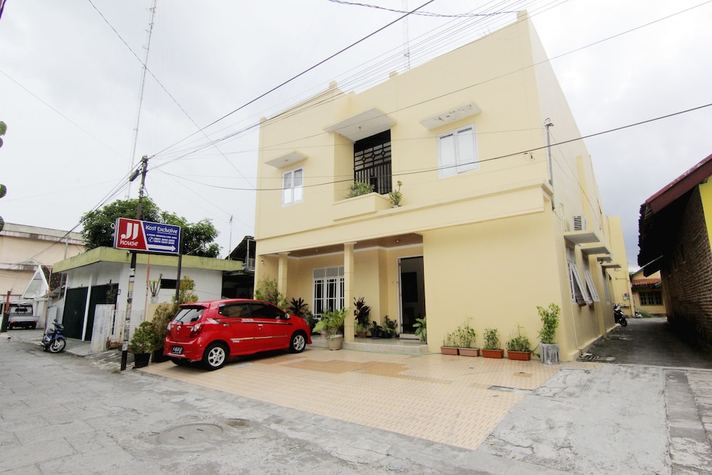 JJ House Gejayan by ZUZU 48/49