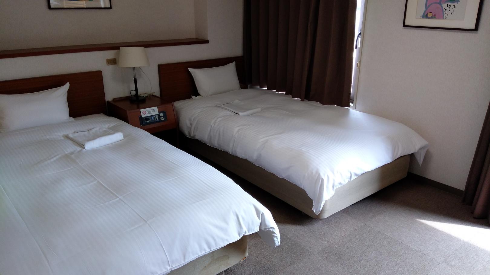 Universal, Twin Beds