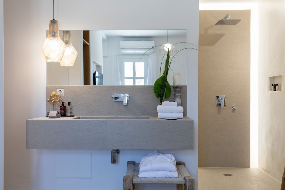 Athina Studios & Suites 50/50