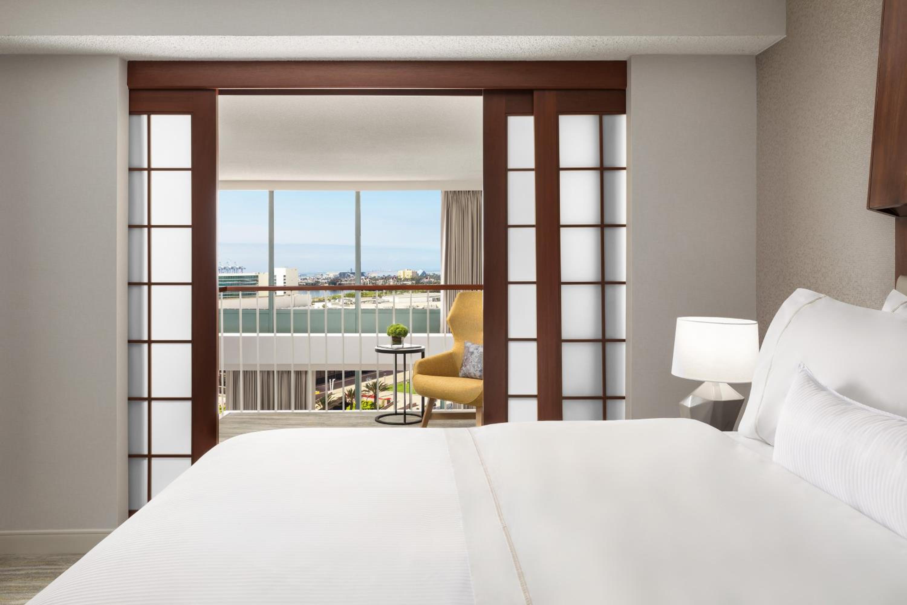 Bi Level, Suite, King Bed, Partial Ocean View, Top Floor