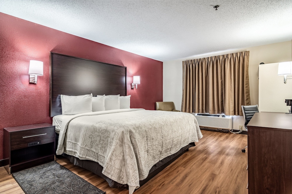 Red Roof PLUS & Suites Atlanta Airport South 12/35