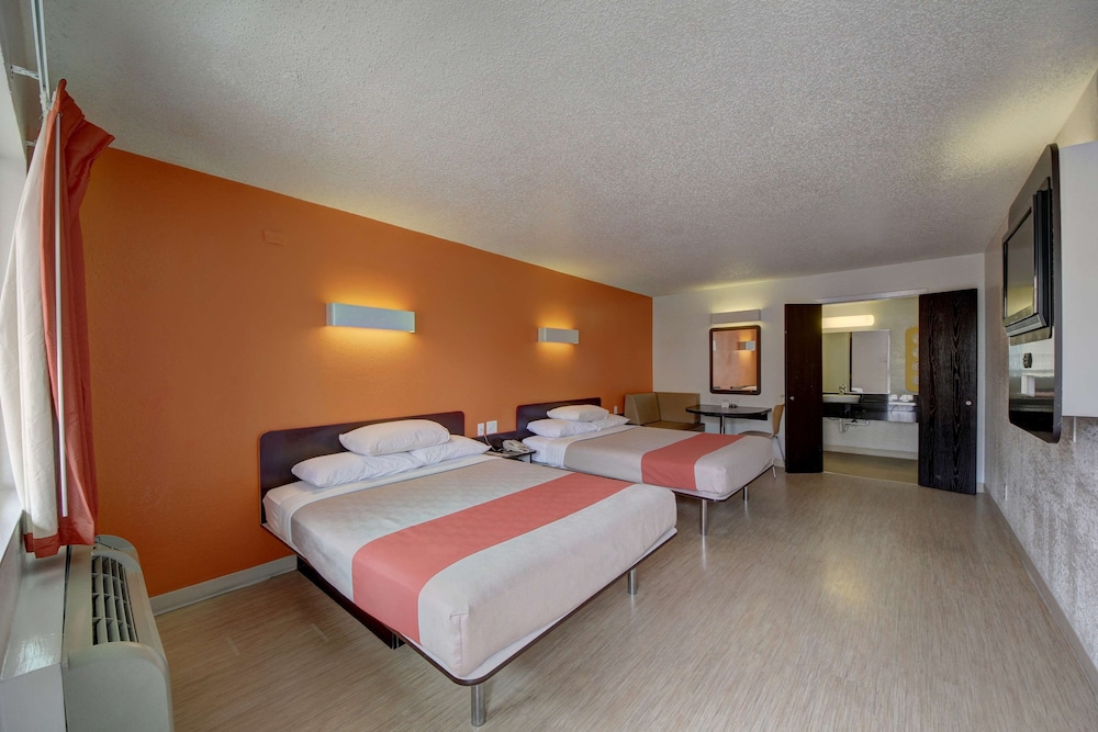 DELUXE, MULTIPLE BEDS