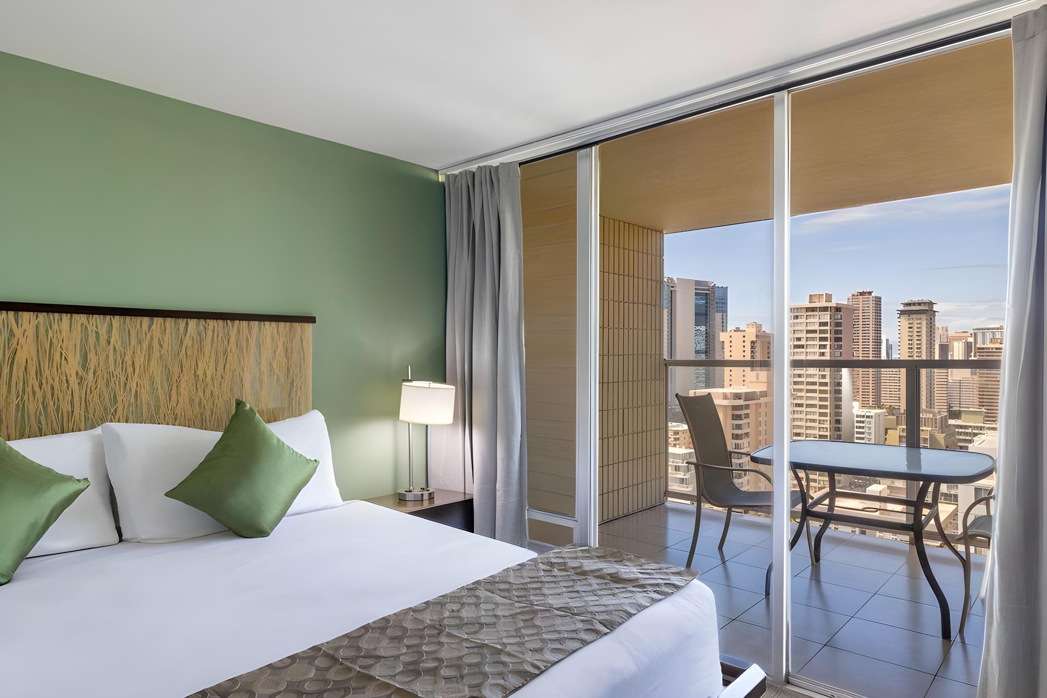 1 BEDROOM, SUITE, KITCHENETTE