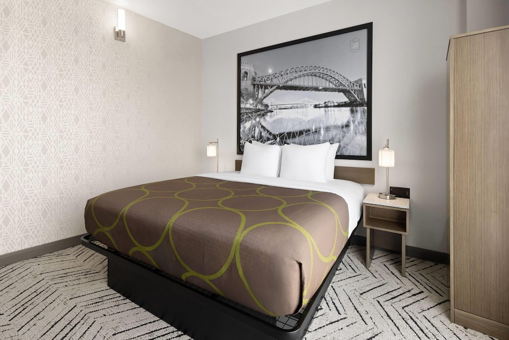 Super 8 by Wyndham Bronx Near Stadium 18/40