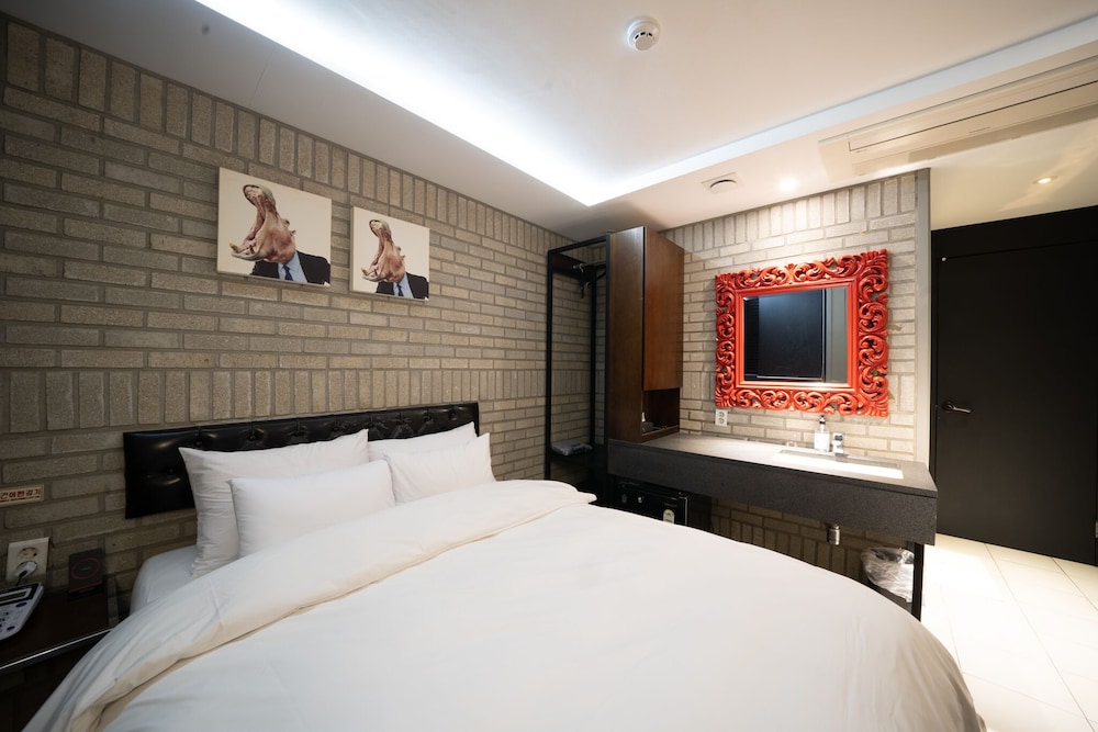 H Avenue Hotel 9/69