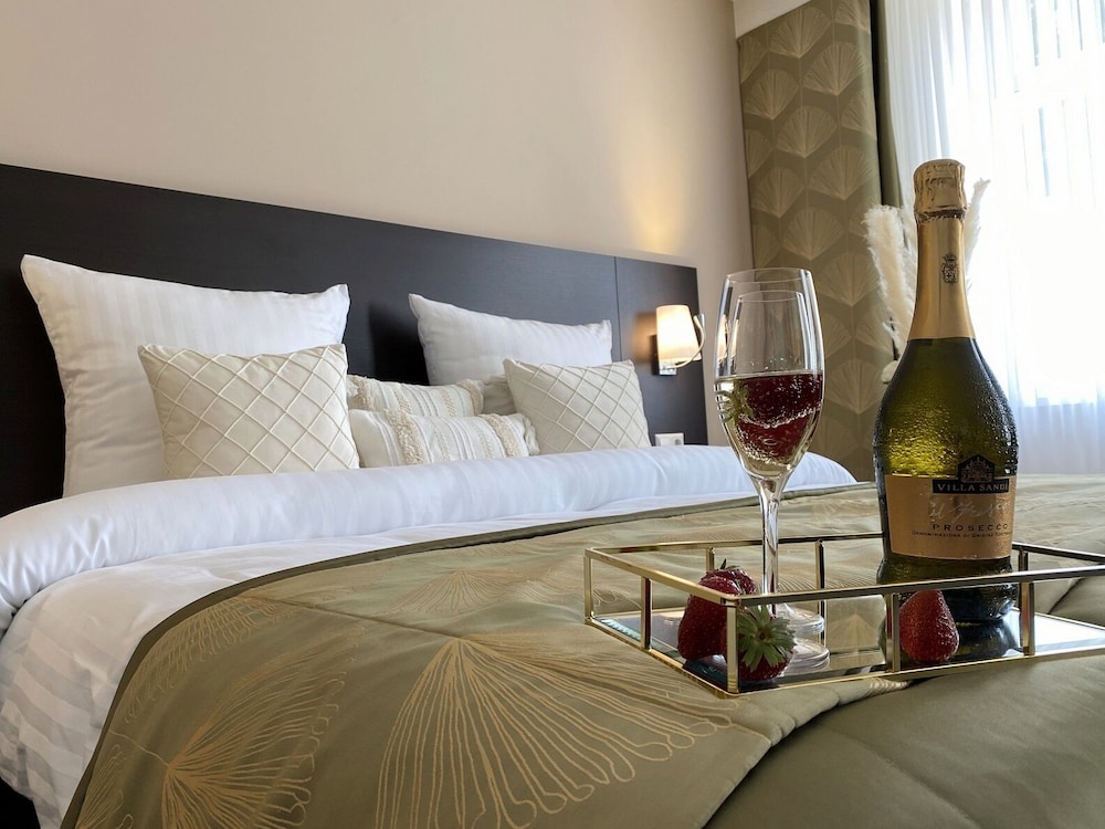 Deluxe, Single, Double Bed
