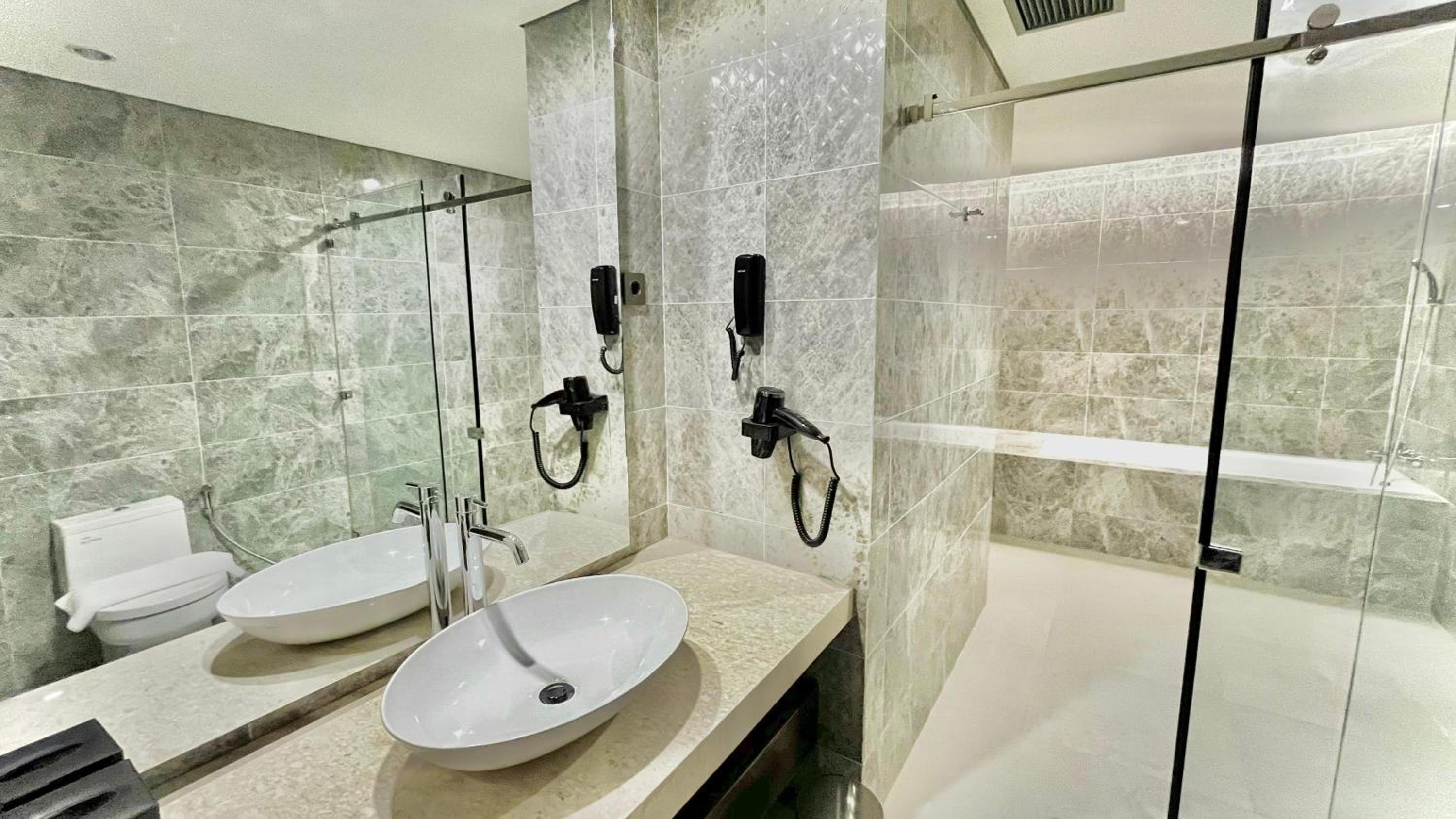 SUITE, KING BED