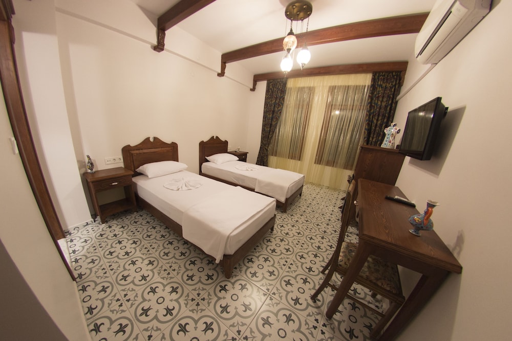 DELUXE, DOUBLE OR TWIN BED
