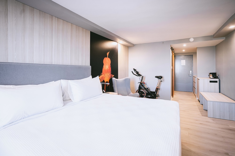 FITNESS, KING BED