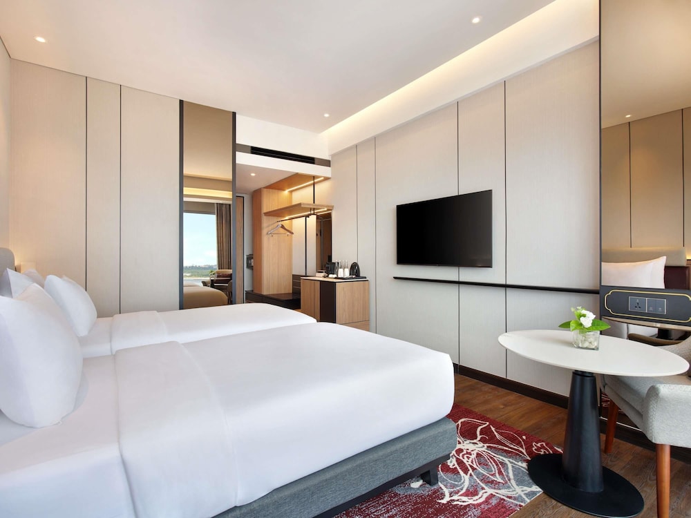 SUPERIOR, TWIN BEDS, CITY VIEW