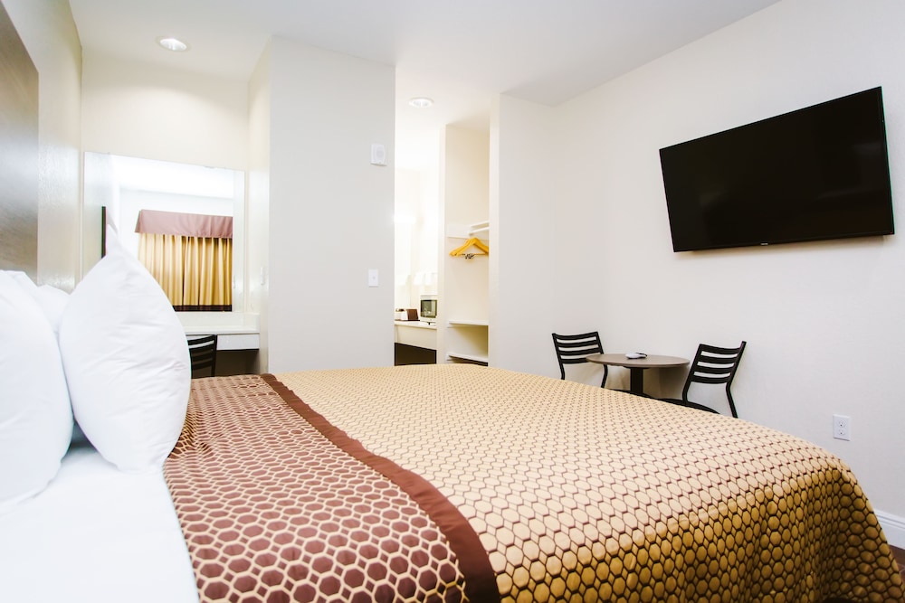 Scottish Inn & Suites 12/26