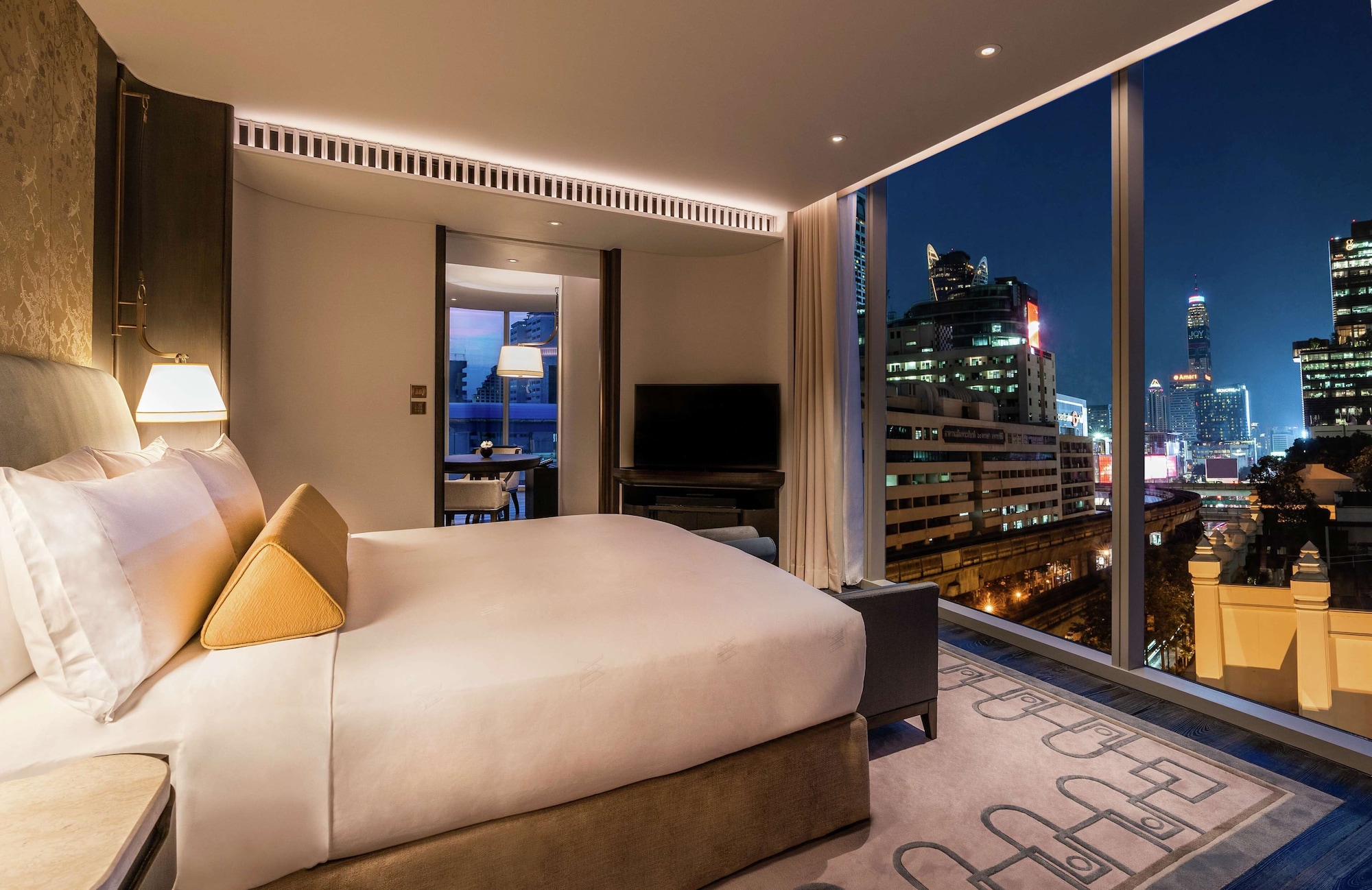 SUITE, KING BED, CORNER