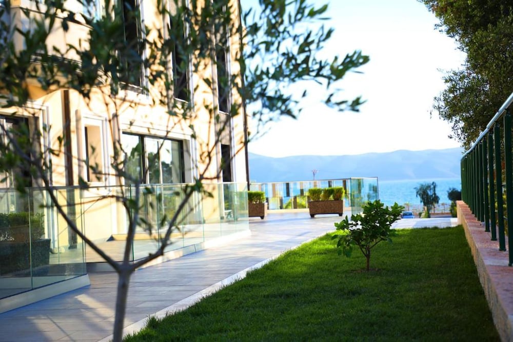 A&G Hotel 38/43