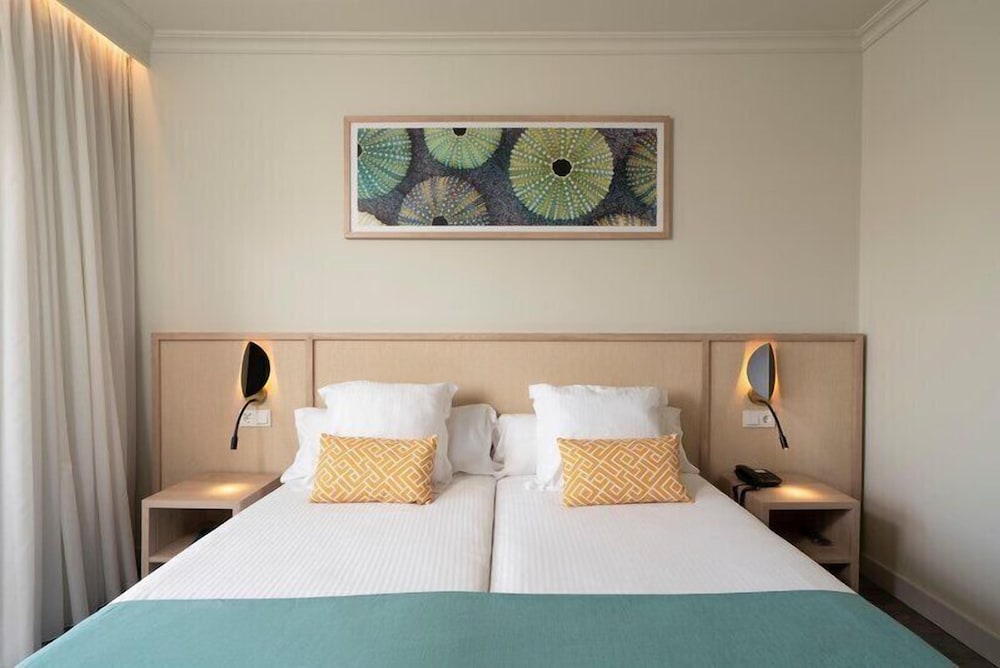 Room, King Bed, Pool View, Sea View