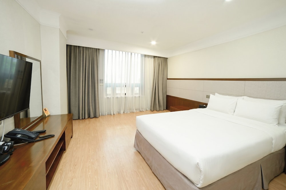 CLASSIC, DOUBLE BED, CITY VIEW