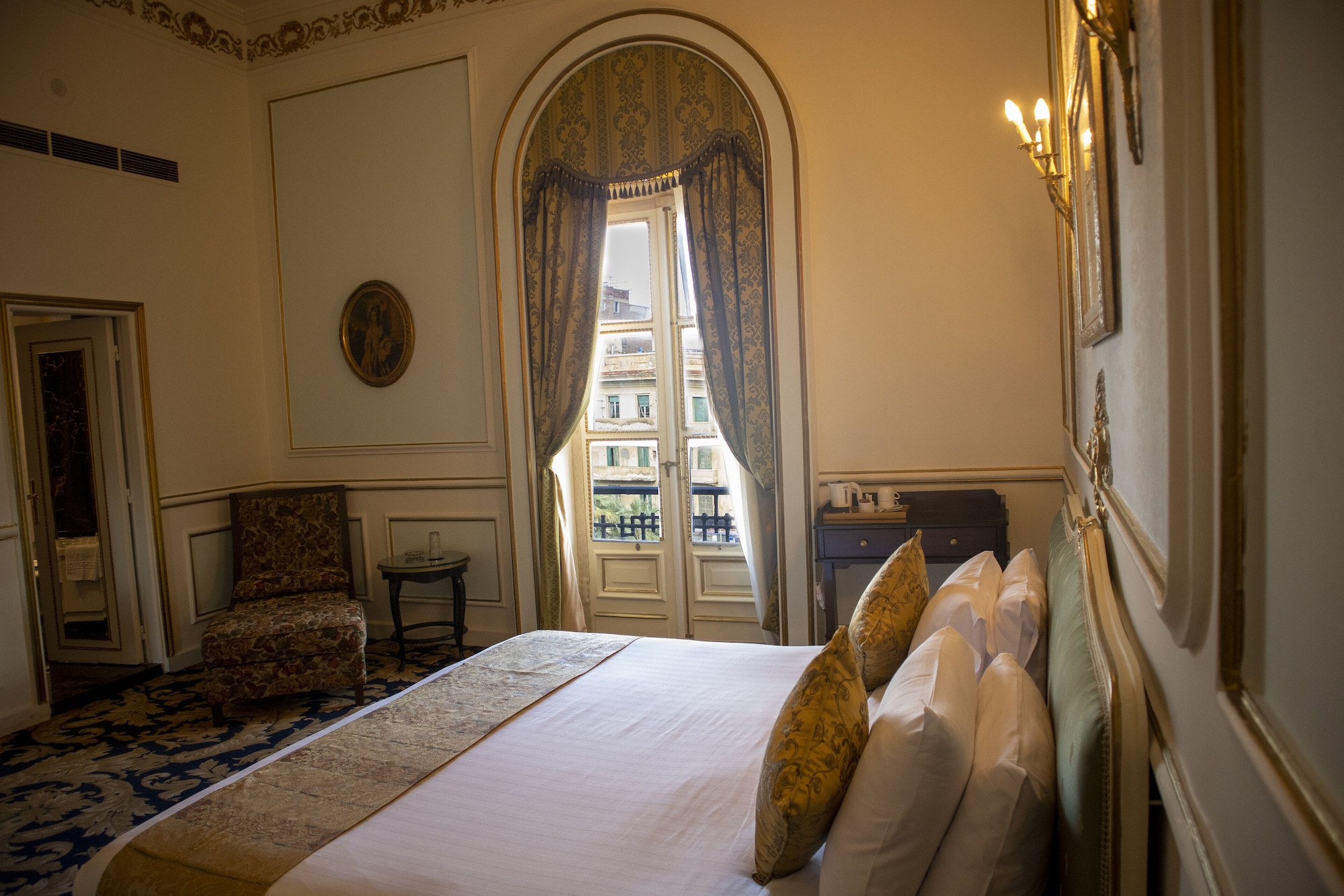 Gold, Junior Suite, King Bed, Side Sea View