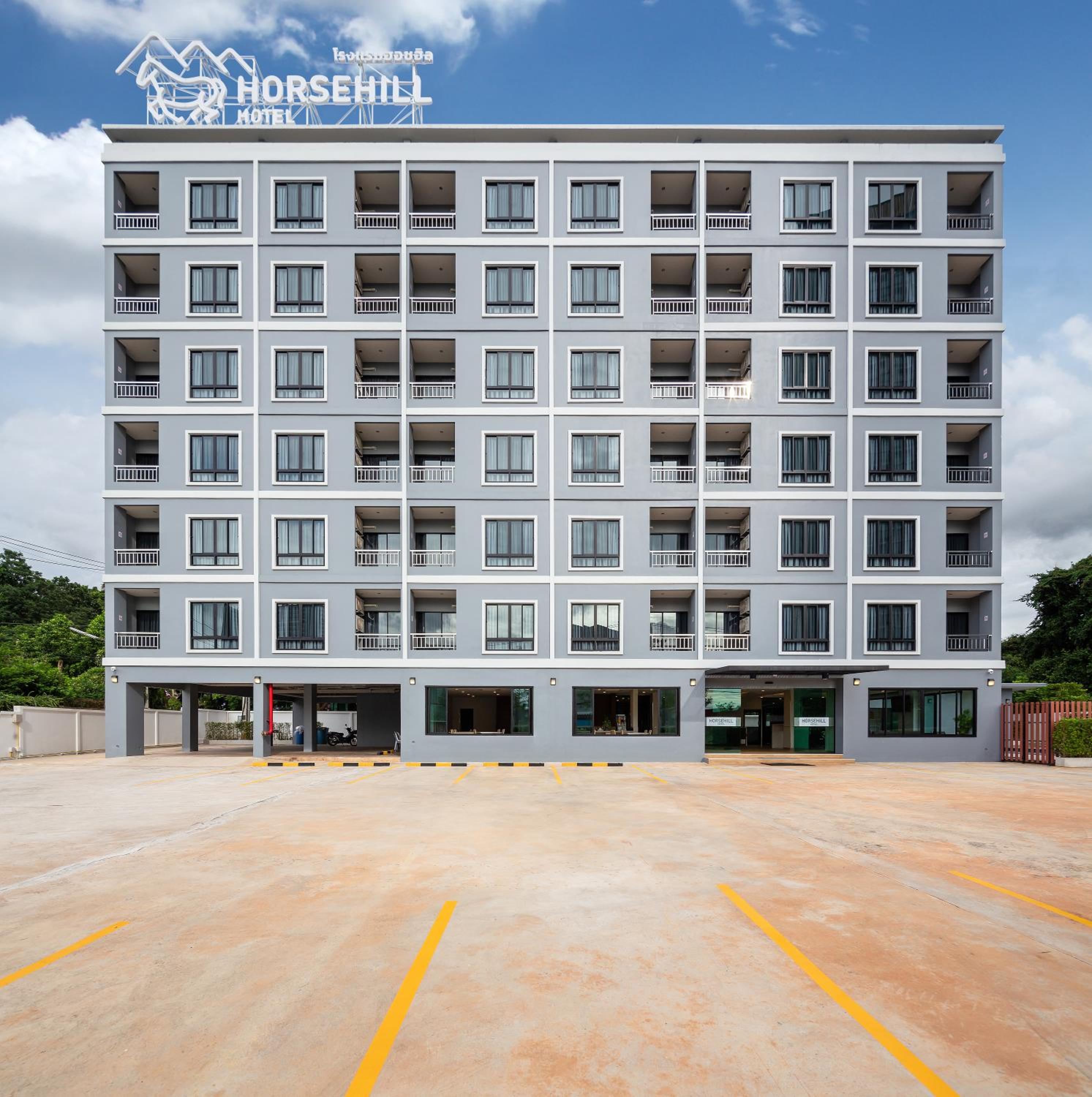 Horsehill Hotel Sriracha 16/25