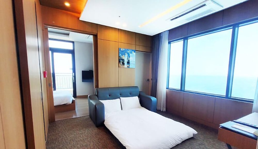 Family Suite, Junior Suite, Queen Bed, Panoramic Ocean View, Sofa, Corner