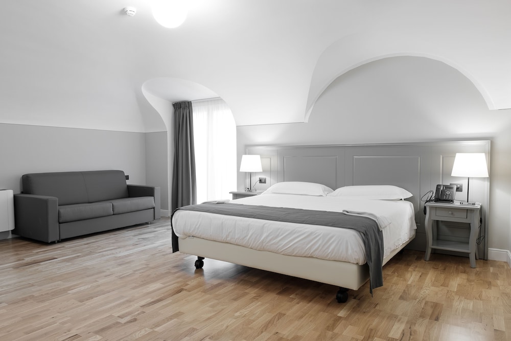 SUPERIOR, KING BED, SOFA